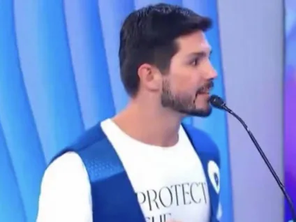 Ator surge com camiseta em defesa de mulheres trans no SBT e viraliza: 