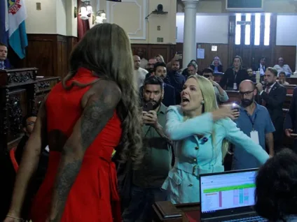 Vereadora trans é quase agredida por bolsonaristas após aprovar título para Ludmilla em Niterói