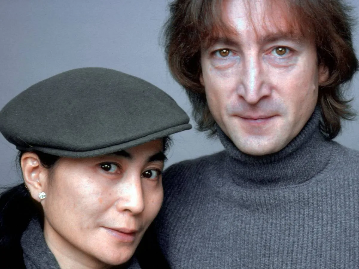 Viúva de John Lennon suspeitava da sexualidade do cantor, afirma Paul McCartney