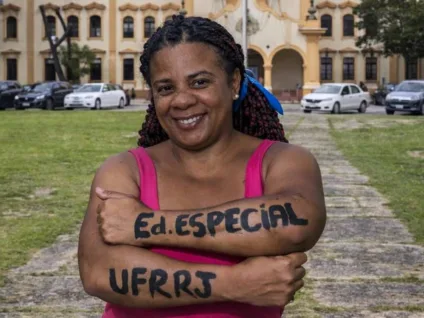 Mulher trans volta a estudar após 25 anos e conquista duas aprovações em universidade pública