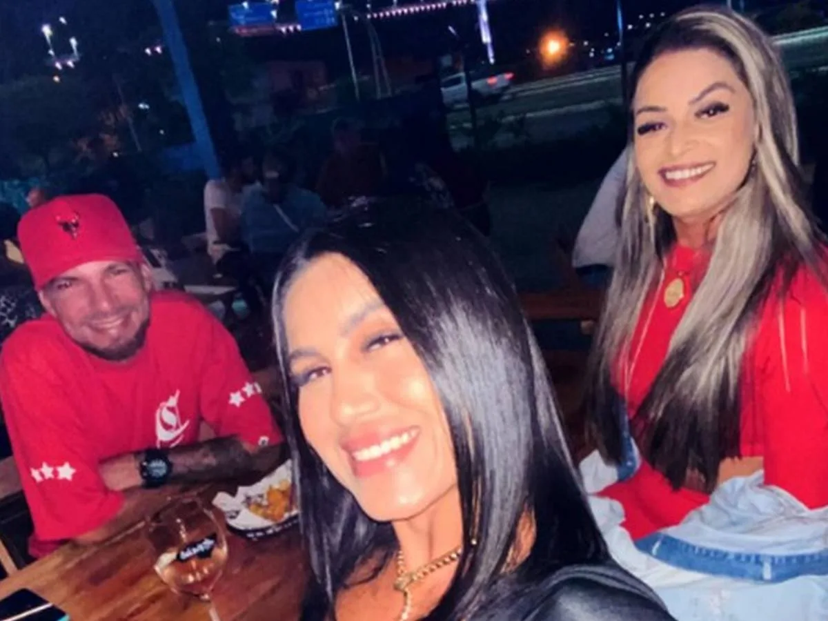 Trisal surpreende ao engravidar duas mulheres ao mesmo tempo (Foto: Reprodução/Instagram)