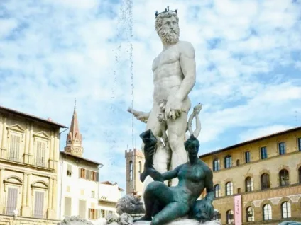 Turista vai parar na Justiça após tentar tocar pênis de estátua na Itália