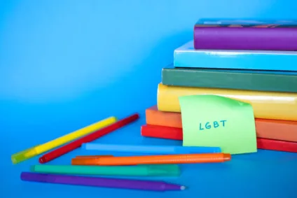 Professor anti-LGBTQ+ é acusado de crimes sexuais contra crianças