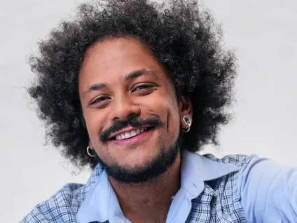 Ex-BBB João Luiz Pedrosa abre o coração sobre estreia como apresentador: "Nunca me imaginei"