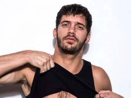Ator pornô gay é internado após ataque a facadas e cria campanha para realizar cirurgia