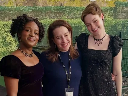 Autora reage à mudança de Bridgerton após inclusão de casal LGBTQIA+ como protagonista