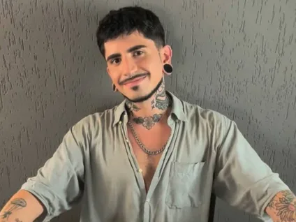 Influenciador revela descoberta de HIV após investigar tosse: 