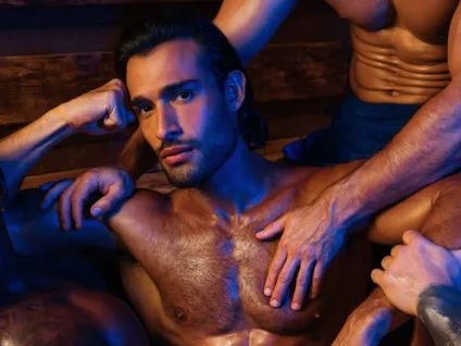 Ex-marido de Britney Spears causa alvoroço ao aparecer seminu em campanha de PrEP