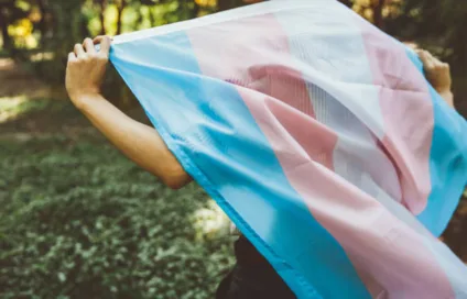 Mulher trans denuncia agressão em condomínio de Salvador após revelar transição