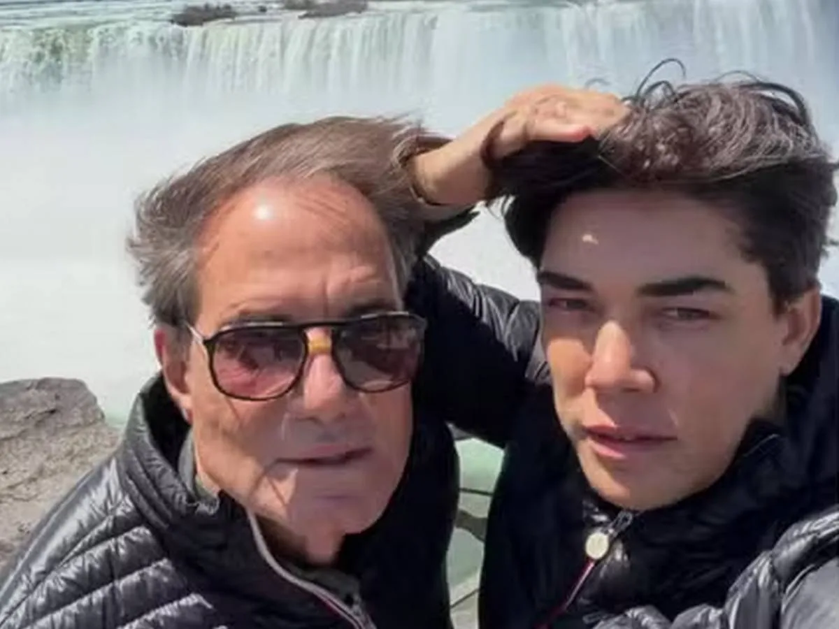 Viúvo de Gilberto Braga celebra um ano de casamento com advogado em viagem nos EUA