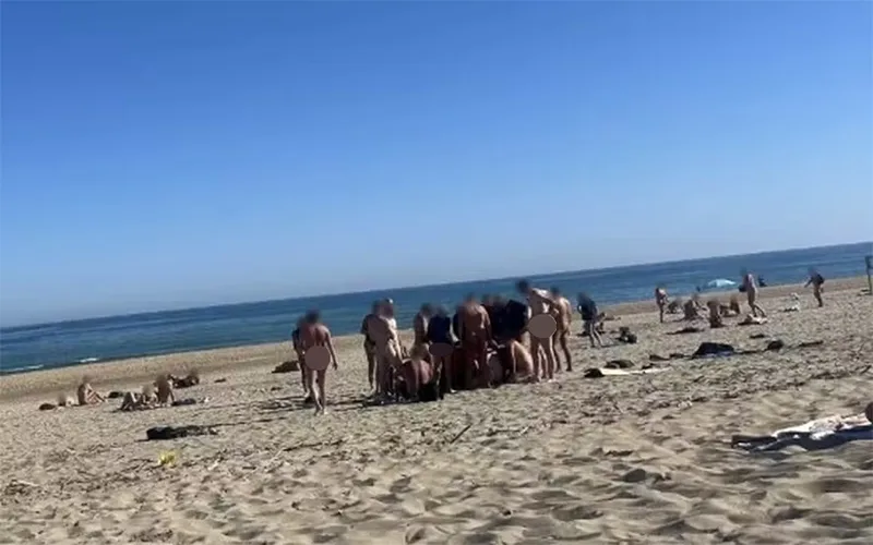 Vilarejo naturista da França vira palco de práticas de swing e surpreende turistas (Foto: Divulgação)