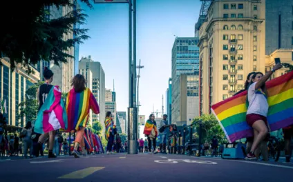 Parada do Orgulho LGBT+ de São Paulo perde patrocínios e terá edição reduzida em 2026