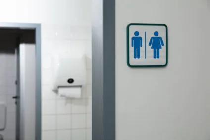 São Luís promulga lei que restringe acesso de mulheres trans a banheiros femininos