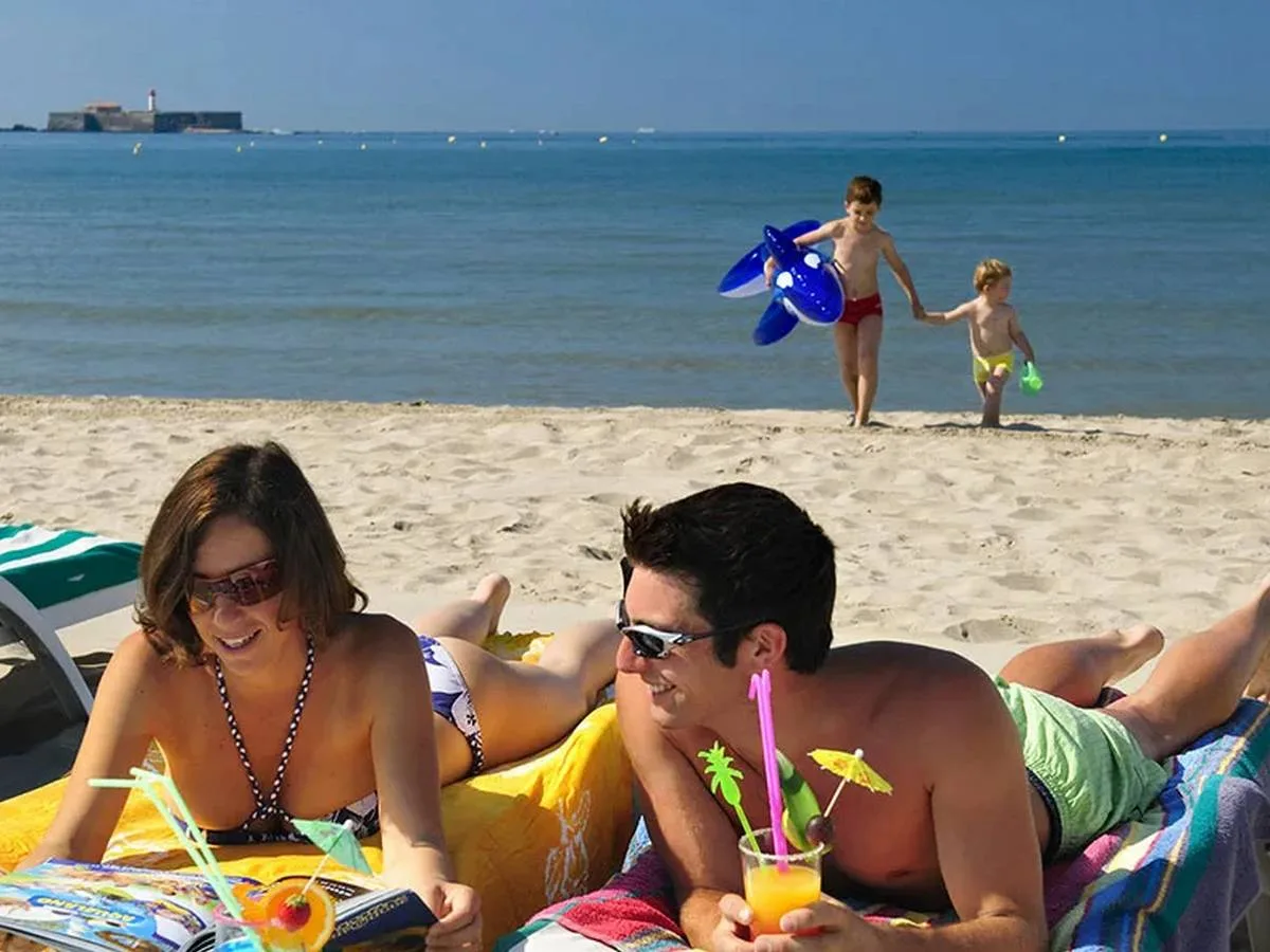 Vilarejo naturista da França vira palco de práticas de swing e surpreende turistas