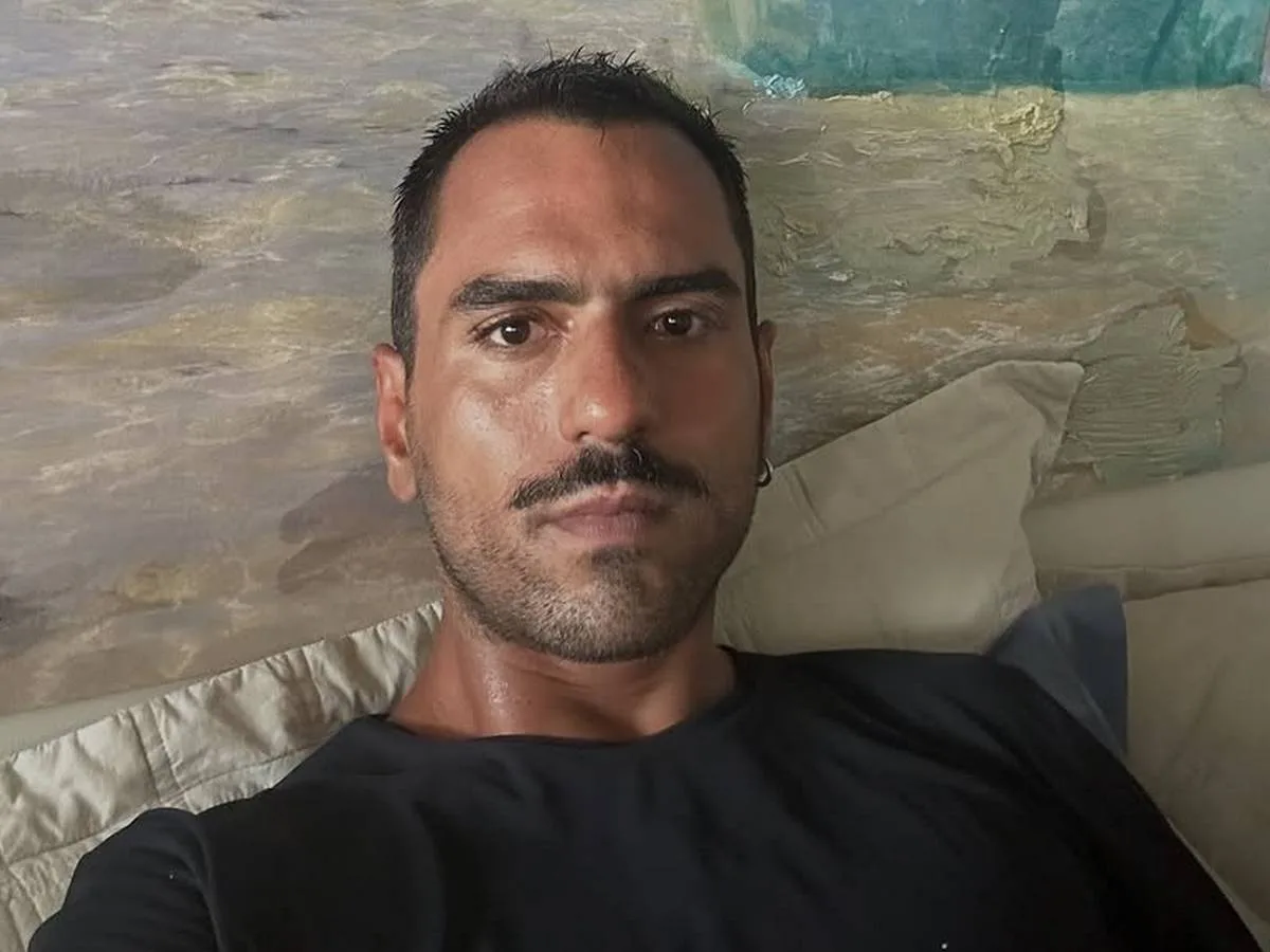 Filho de ex-jogador da Seleção revela que mãe tentou ritual religioso após ele se assumir gay
