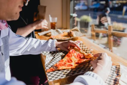 Pizzaria envolvida em polêmica com casal gay se pronuncia: 