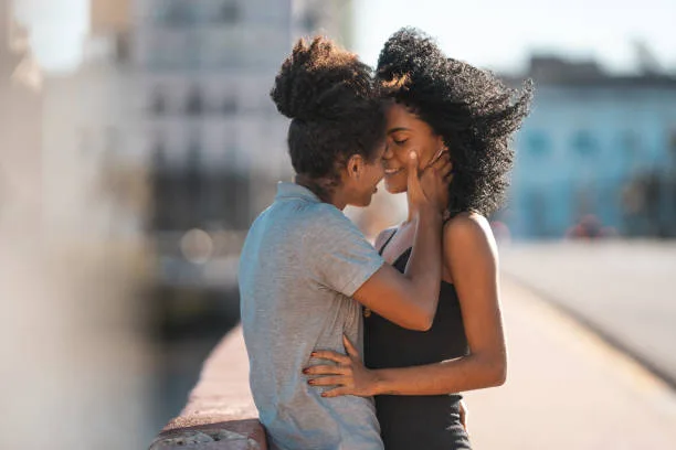 Adeus caos? Pessoas LGBTQIA+ estão buscando relações mais saudáveis em 2026, diz pesquisa