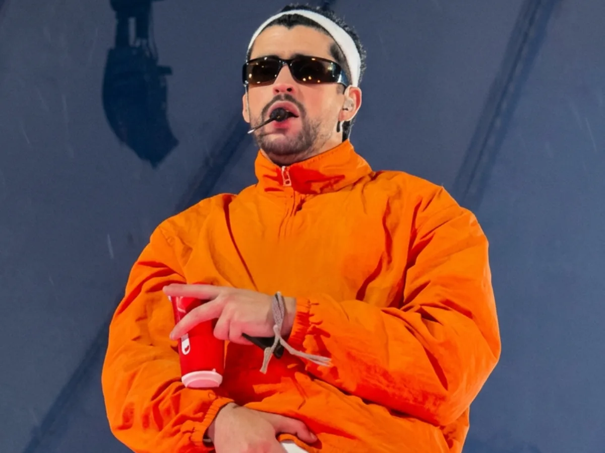 Bad Bunny faz performance provocante em Madri e viraliza