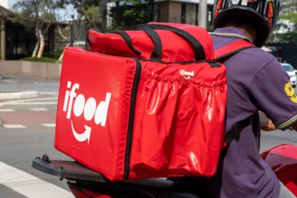 Justiça condena iFood a usar nome social de entregadora trans e pagar indenização