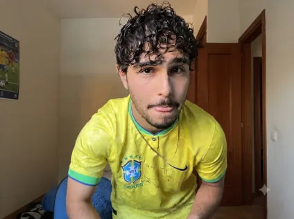 Igor Jansen veste calcinha verde e amarela para torcer pelo Brasil e vídeo viraliza