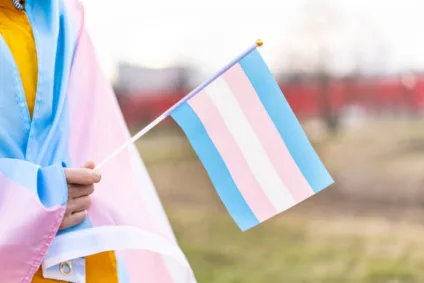Adolescente trans de 13 anos conquista autorização na Justiça para tratamento hormonal