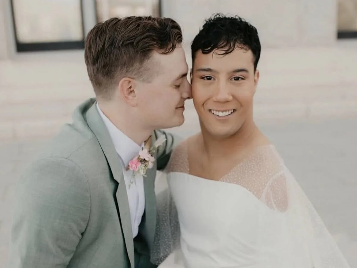 Quem é Briel Wheatley, influenciadora trans e PCD que é casada há cinco anos
