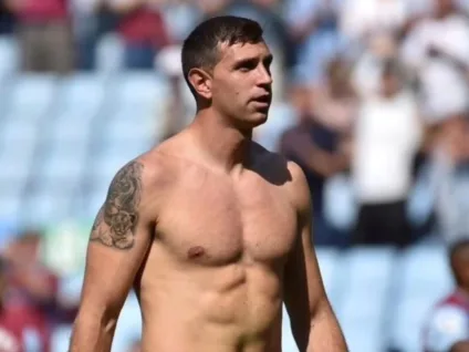 Suposto vídeo íntimo de Dibu Martínez vaza, e web reage ao tamanho do “talento” do goleiro argentino.