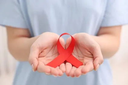Cortes de recursos e desigualdade ameaçam combate ao HIV, diz ONU