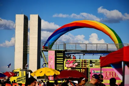 Parada do Orgulho LGBTQIA+ de Brasília reúne multidão na Esplanada dos Ministérios