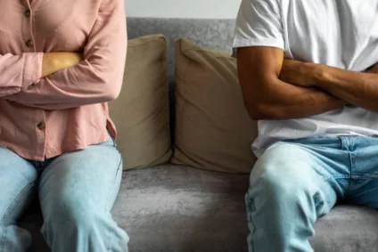 Casal gay donos de bar são presos após troca de agressões durante festa em Goiás