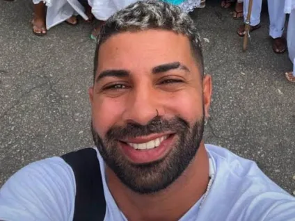 Influenciador morre após complicações de doença; namorado revela última mensagem emocionante