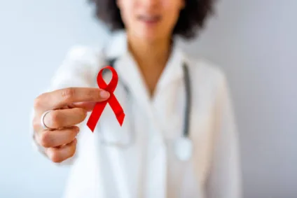 Mais da metade das pessoas vivendo com HIV terá mais de 50 anos até 2040, aponta estudo