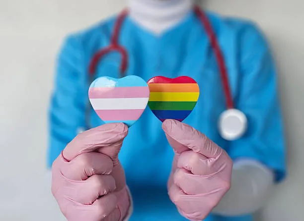 Estudo revela os principais obstáculos enfrentados por pessoas LGBTQIA+ no SUS