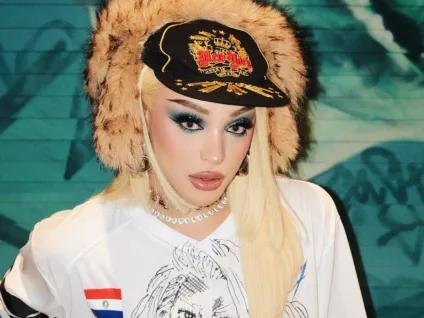 Pabllo Vittar enlouquece fãs ao surgir de fio-dental cavada em Paris: 