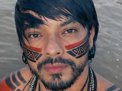 Indígena gay viraliza ao expor violência contra pessoas LGBTQIA+ na Amazônia