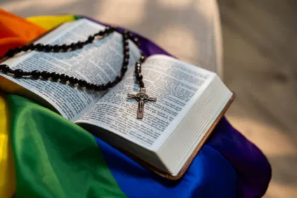 Igreja evangélica anuncia permissão que pessoas LGBTQIAPN+ exerçam funções pastorais