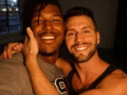 Ex-jogador da NFL é flagrado em clima de romance com namorado na praia e pose viraliza na web