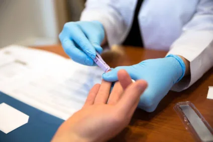 Heterossexuais são maioria entre diagnósticos tardios de HIV, aponta pesquisa brasileira