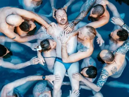 Homens aparecem chorando abraçados e de cueca em piscina e vídeo viraliza