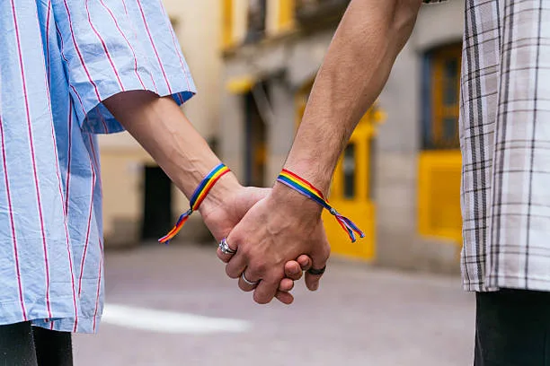 Casal gay é cercado e espancado após caminhar de mãos dadas na Itália