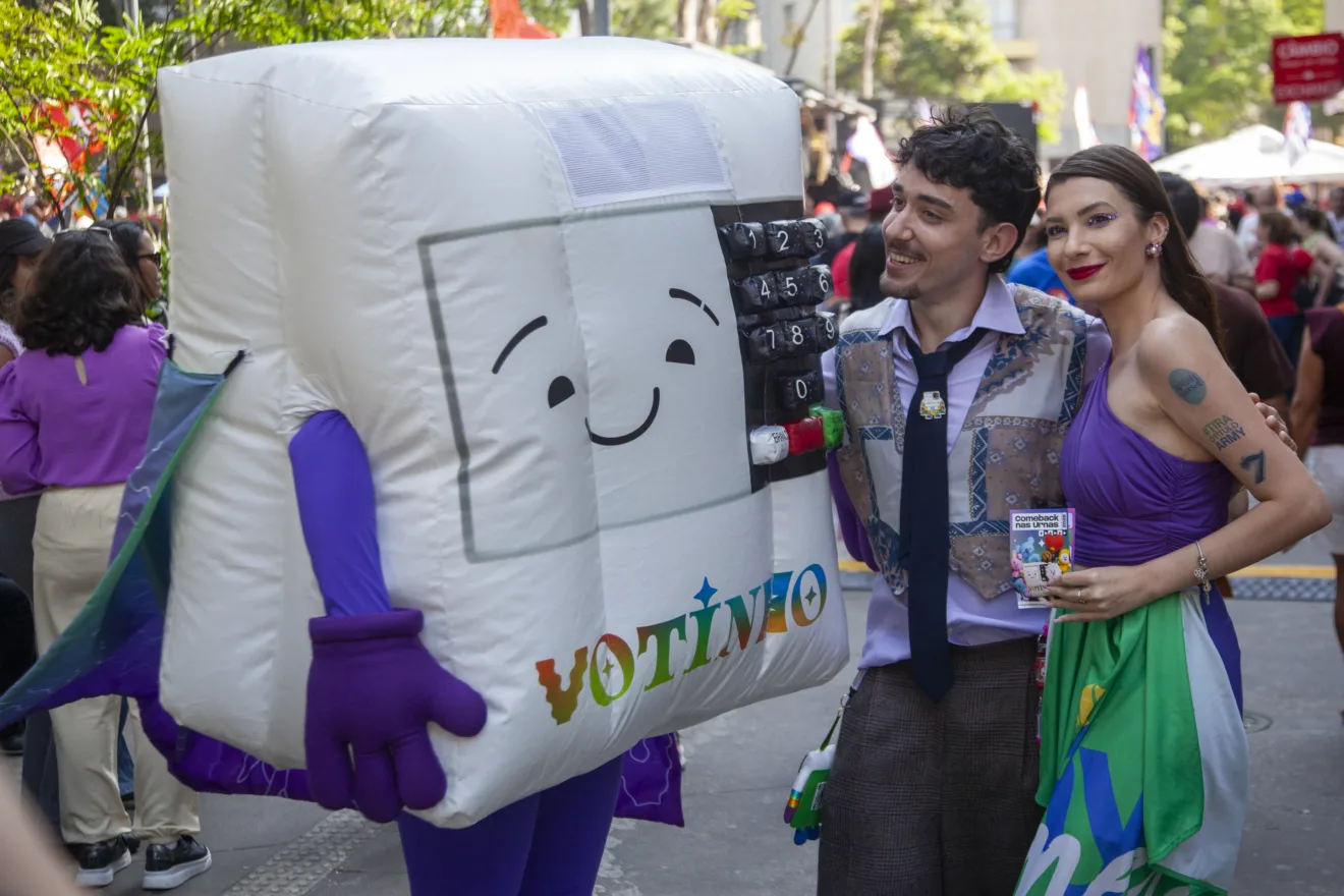 Fãs do BTS ocupam a Avenida Paulista em ação pelo voto jovem nas eleições