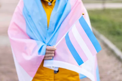 Gerente insiste em tratar mulher trans no masculino, e empresa é condenada pela Justiça