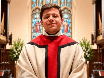 Quem é o padre transexual que assumiu cargo e se tornou líder de igreja católica