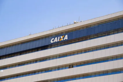 Caixa é condenada pela Justiça após recusar atendimento a mãe de casal lésbico