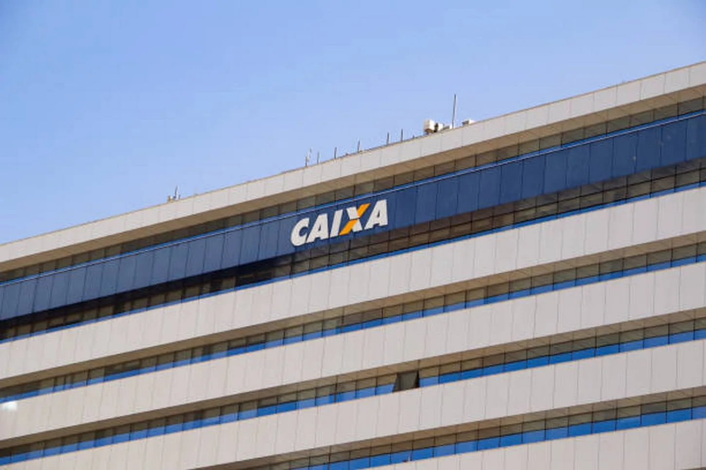 Caixa é condenada pela Justiça após recusar atendimento a mãe de casal lésbico
