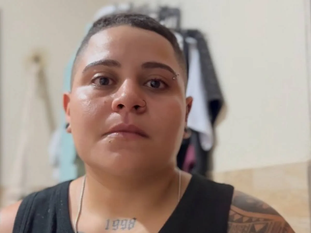 Mulher relata abordagem homofóbica envolvendo Flávio Bolsonaro e desabafa: "Me recuso a me esconder"