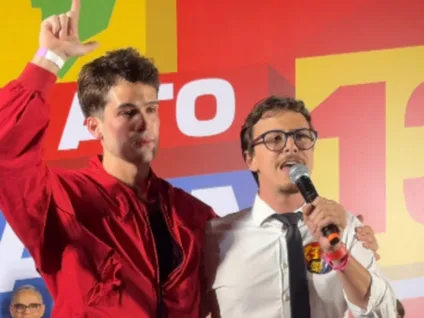 Filho de Leonardo, João Guilherme sobe ao palco em ato pró-Lula e é ovacionado: "Direito de existir sem medo"