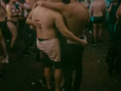 Até 58 homens são presos em bar LGBT+ por estarem sem camisa