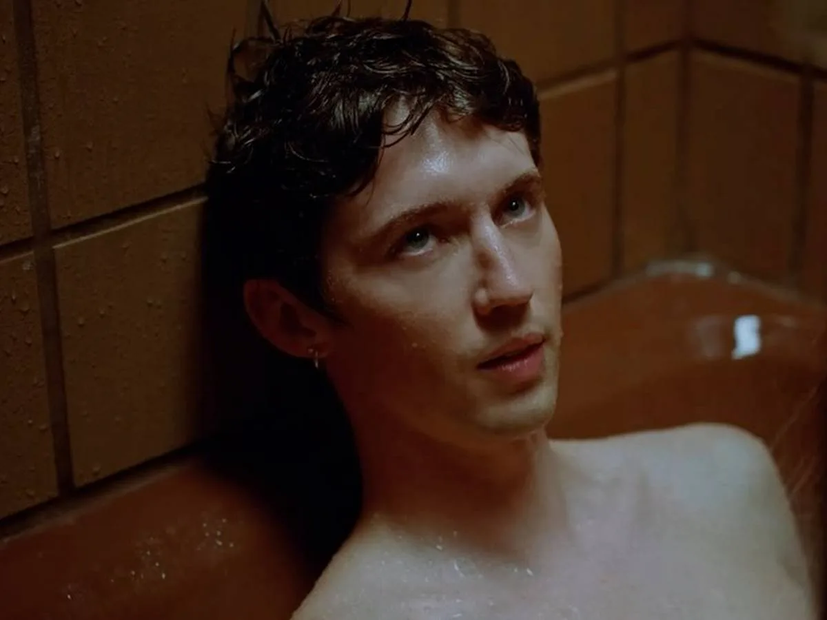 Troye Sivan entrega tudo em novo clipe e faz revelação: "O mais gay da minha carreira"