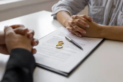 Esposa descobre que marido é gay e leva caso à Justiça pedindo R$ 284 mil em indenização